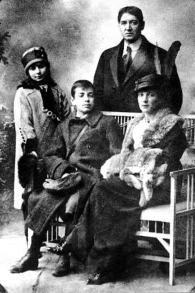 Foto familiar de los Borges. Parados Norah y Jorge Guillermo sentados Jorge Luis y su madre Leonor Acevedo Suárez - Poesia Online