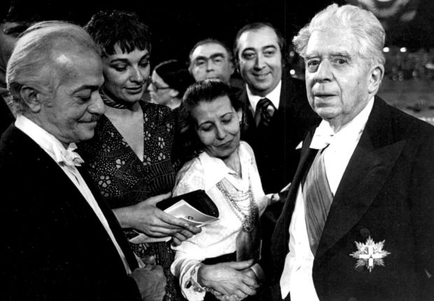 Eugenio Montale en la ceremonia del Premio Nobel en Estocolmo 10 de diciembre de 1975. Eugenio Montale está con Domenico Porzio director editorial de Mondadori Archivio RCS. - Poesia Online