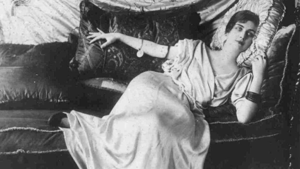 Teresa Wilms Montt divan 1200x675 1 - Poesia Online