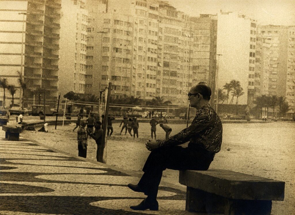 resized Itaú Cultural Carlos Drummond de Andrade no calçadão de Copacabana Grupo Editorial Record 1 1 - Poesia Online