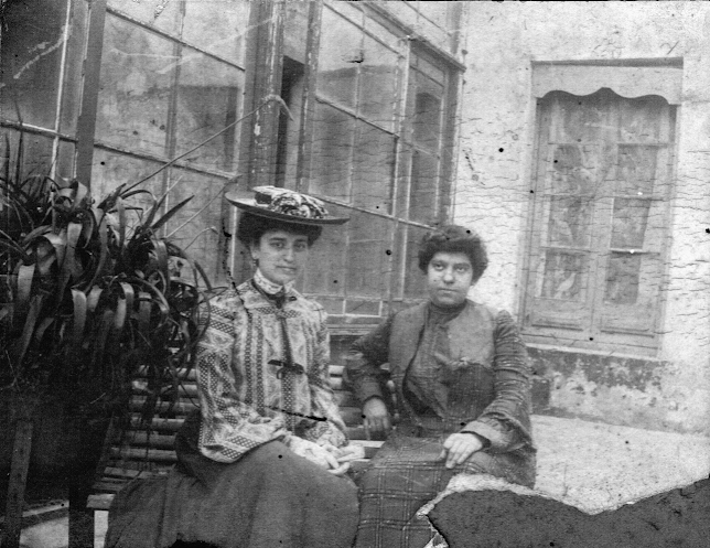 1903. En quinta de la calle Buchental - Poesia Online