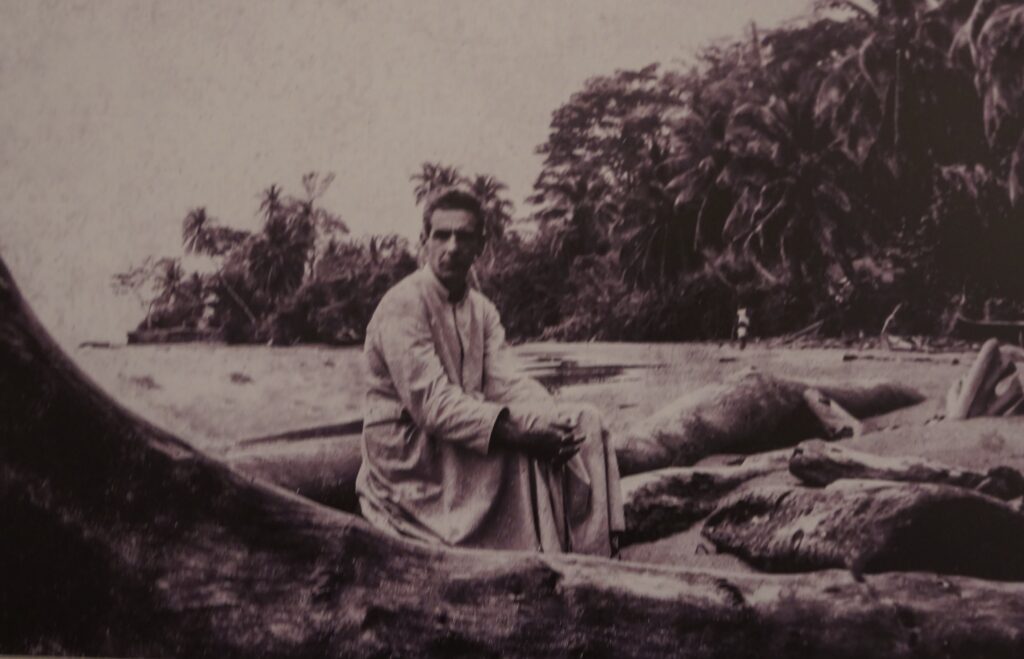 El sacerdote en la Amazona cuando durante estuvo en el Seminario en La Ceja Colombia.LA PRENSA ARCHIVO Luz Marina ACOSTA - Poesia Online