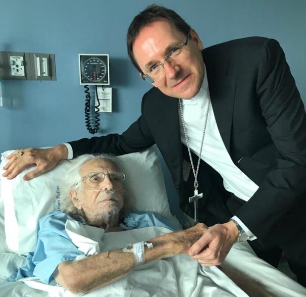 Ernesto Cardenal junto al Nuncio Apostólico, Stanislaw Waldemar.