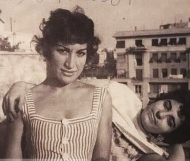 Forugh con su hermana Puran - Poesia Online