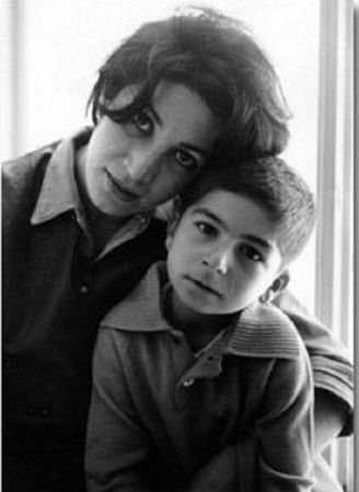 Forugh con su hijo Kaymar - Poesia Online
