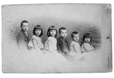 Georg Trakl mit seinen funf Geschwistern ca. 1896 © Georg Trakl Forschungs und Gedenkstatte Salzburg - Poesia Online