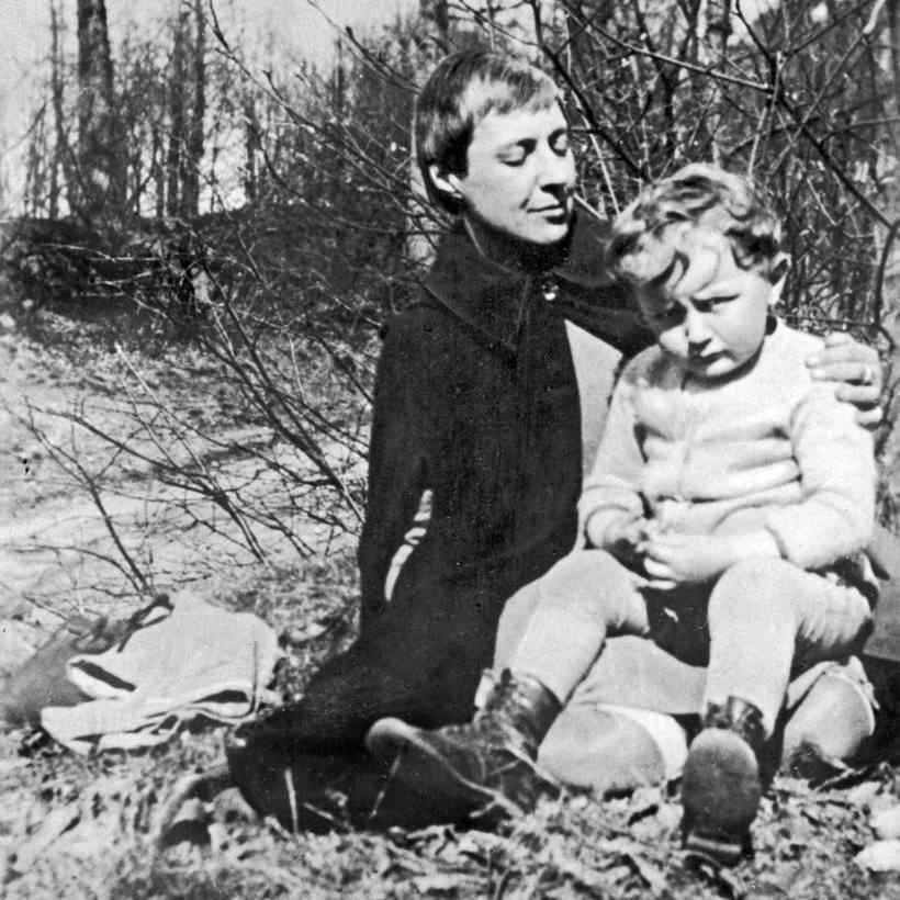 La poeta Marina Tsvetayeva con su hijoParis 1927 Fotografia Cordon Press - Poesia Online