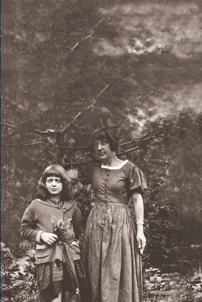 marina tsvietc3a1ieva y su hija ariadna efron en praga en 1924 - Poesia Online