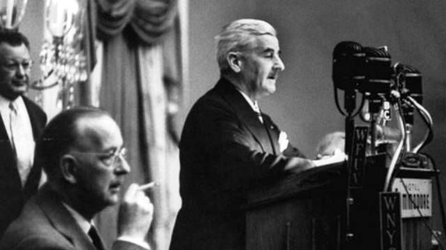 Al recibir el Premio Nobel de literatura de 1949 - Poesia Online