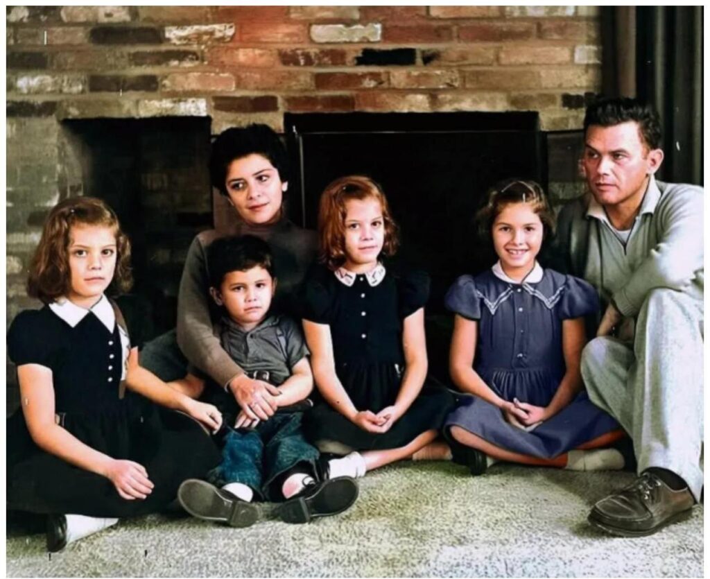 Con su esposo Darwin J. Flakoll y sus hijos - Poesia Online