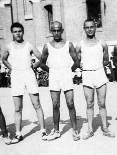 Hierro en el centro jugador del equipo de baloncesto en la carcel de Torrijos Madrid 1943 - Poesia Online