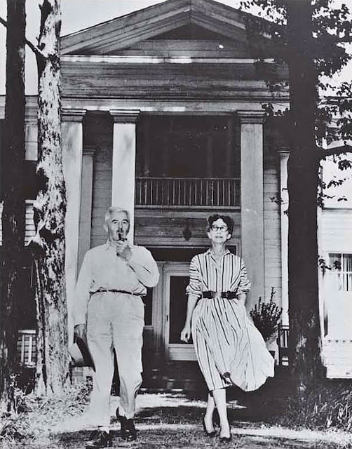 William y Estelle Faulkner a las puertas - Poesia Online