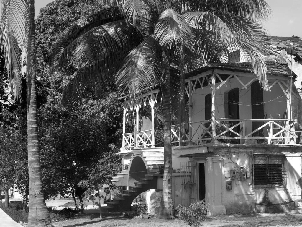 Casa de los Loynaz. Linea y 14. El Vedado - Poesia Online
