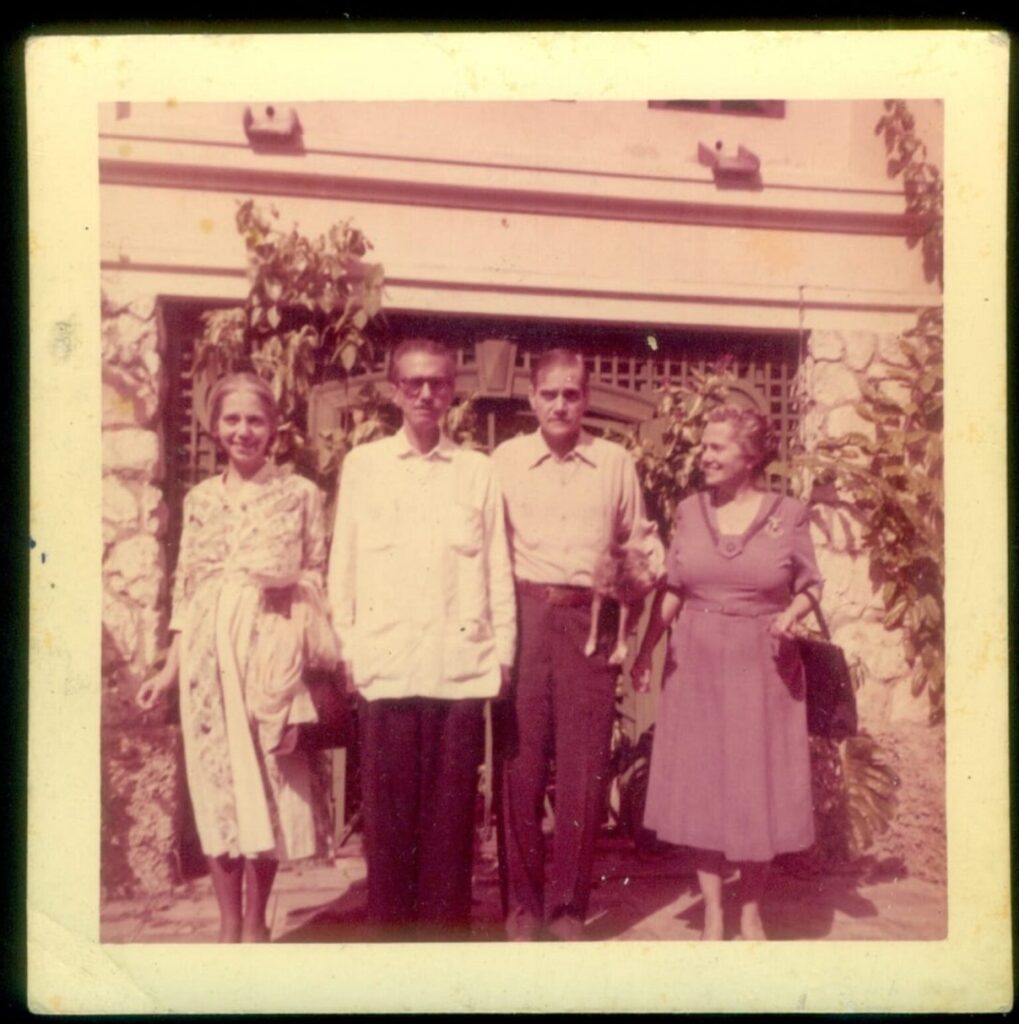 Dulce Maria Loynaz con sus hermanos en la finca de Nuestra Senora de las Mercedes. 1959. Fondo de la Biblioteca Nacional Jose Marti - Poesia Online