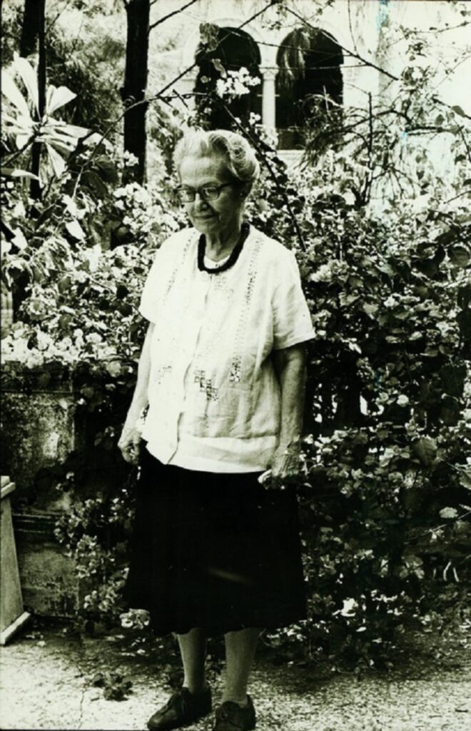 Dulce Maria Loynaz en el patio de su casa de 19 y E. Fondo del Centro Cultural Dulce Maria Loynaz - Poesia Online