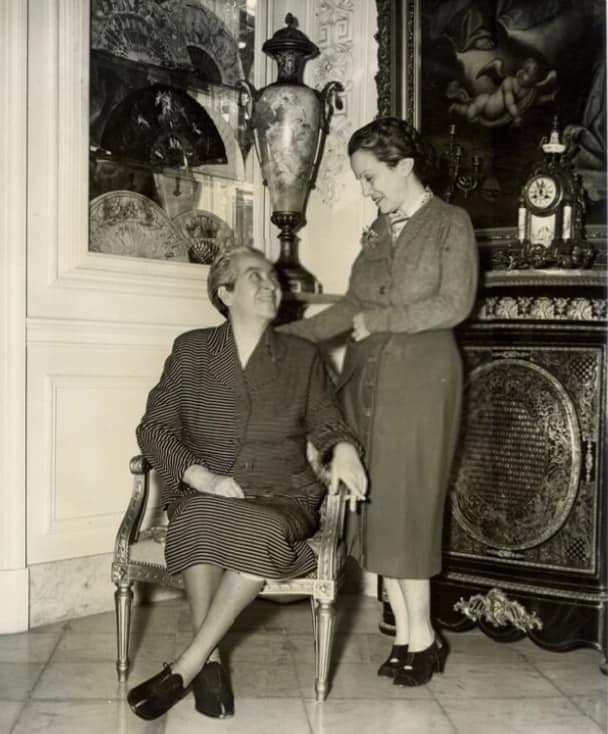 Dulce Maria Loynaz junto a Gabriela Mistral fotografia tomada durante su estadia en la mansion del Vedado de la Loynaz en los anos 50 - Poesia Online