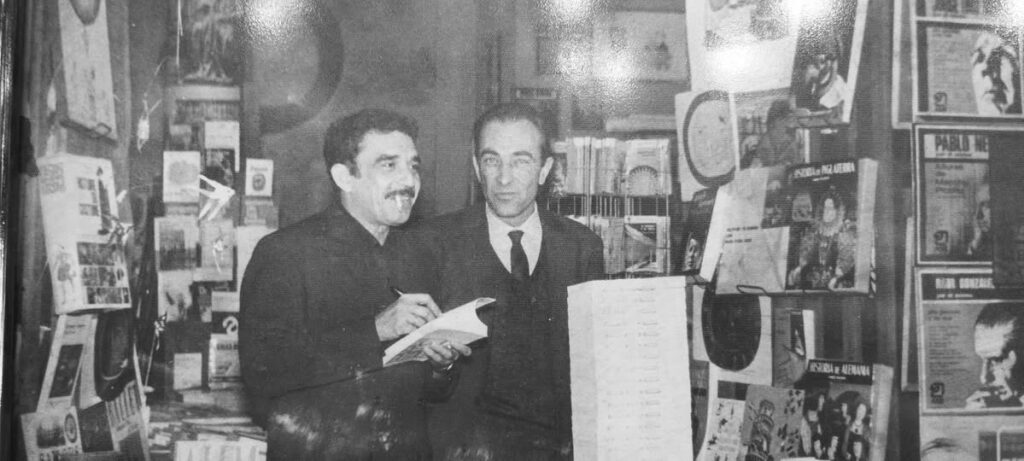 En 1967 durante su unico viaje a la Argentina Gabriel Garcia Marquez firma en la Libreria Norte cuyo dueno Hector Yanover aparece a su lado ejemplares de su flamante novela Cien anos de soledad - Poesia Online