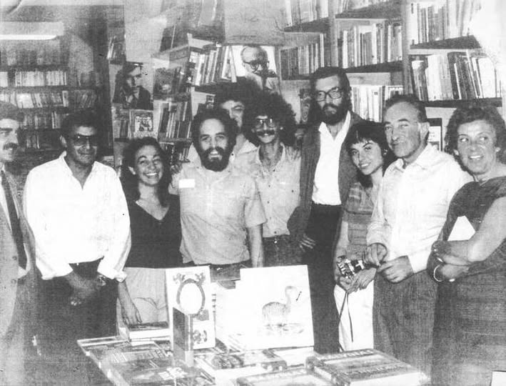 En la libreria Norte en 1983 vemos desde segundo desde la derecha a su propietario Hector Yanover y cuarto a Julio Cortazar en su visita final al pais - Poesia Online