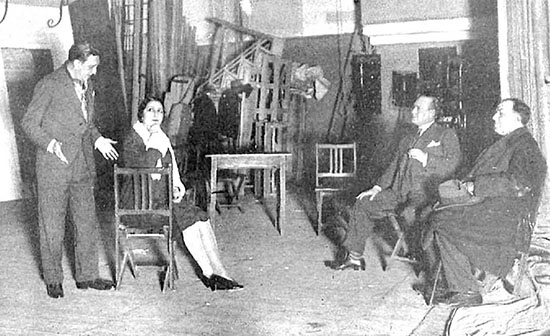 Los hermanos Machado en el ensayo de La Lola se va a los puertos en el Teatro Fontalba de Madrid en 1929 - Poesia Online
