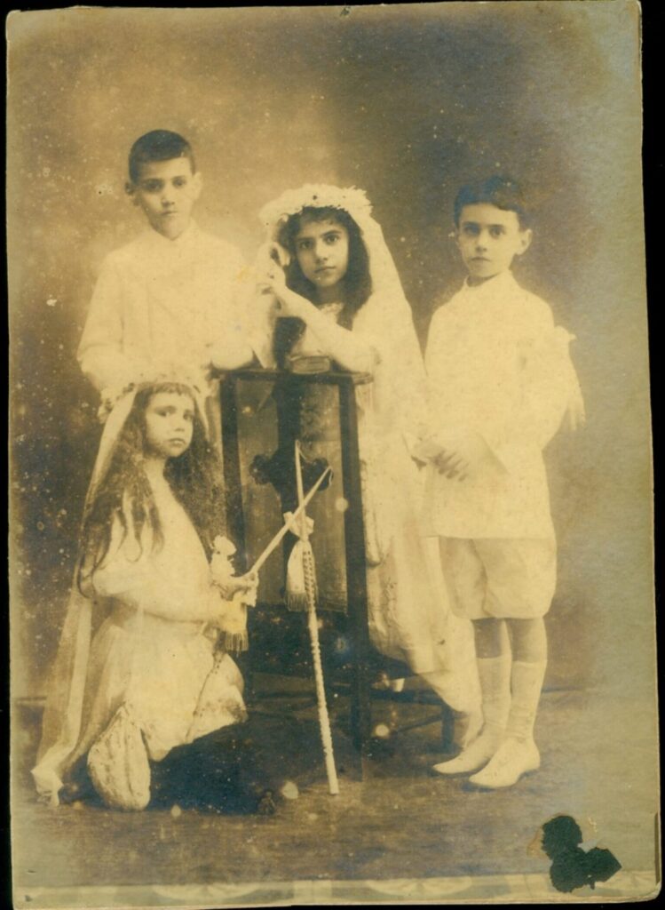 dulce maria loynaz con sus hermanos 1915 fondo bnjm 1536x2100 1 - Poesia Online