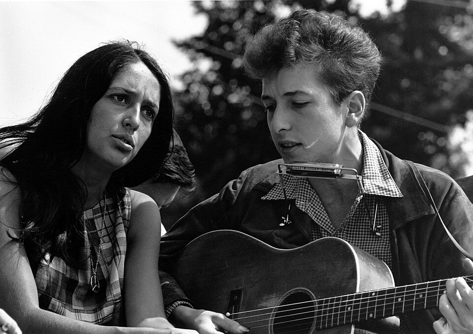 Joan Baez con Bob Dylan en la marcha sobre Washington por el trabajo y la libertad en agosto de 1963 - Poesia Online