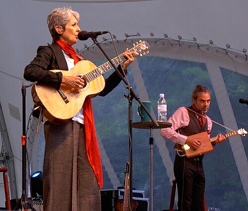 Joan Baez en concierto en 2007 - Poesia Online